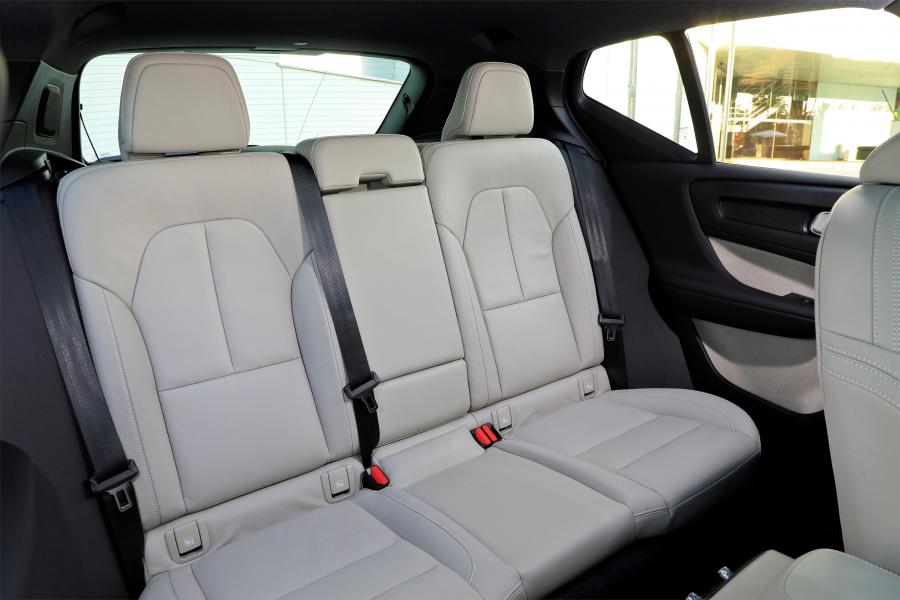 Интерьер Volvo XC40 D4 Momentum 2017 года  (WW) (фото 14 из 45)